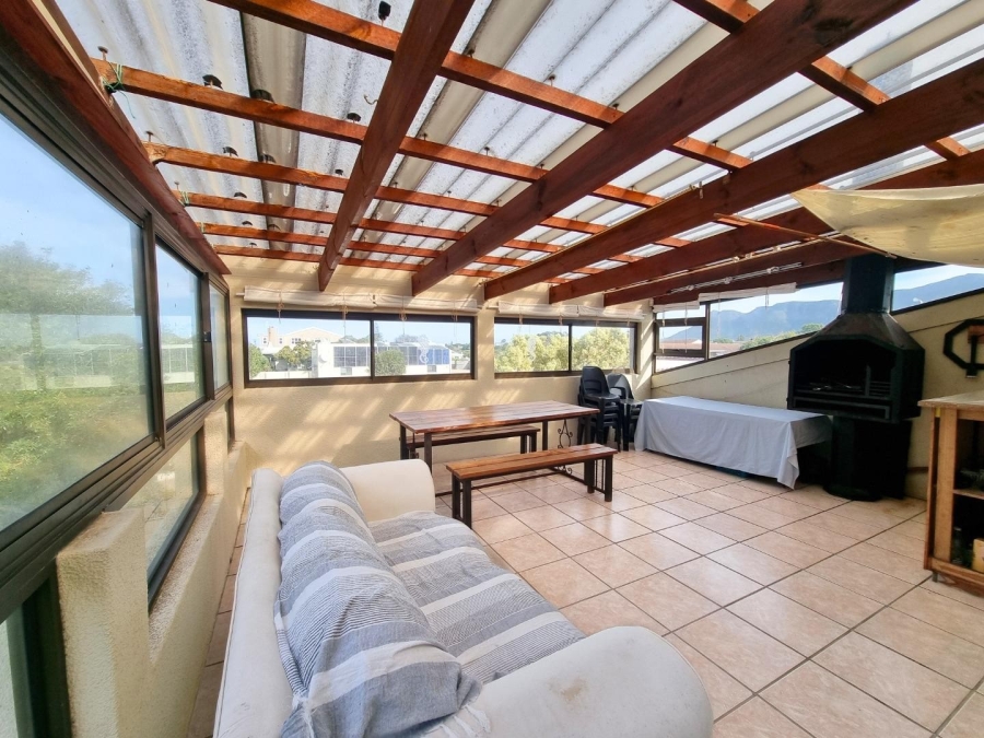 4 Bedroom Property for Sale in Sandbaai Western Cape